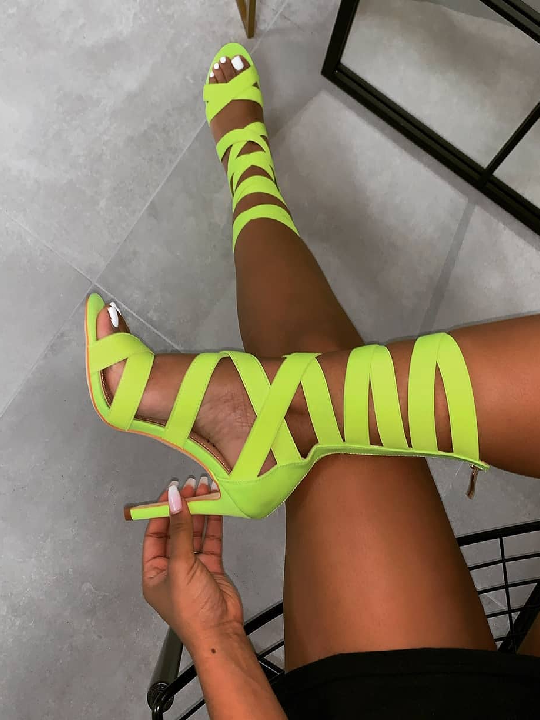 Желтые сандалии Stappy Stiletto